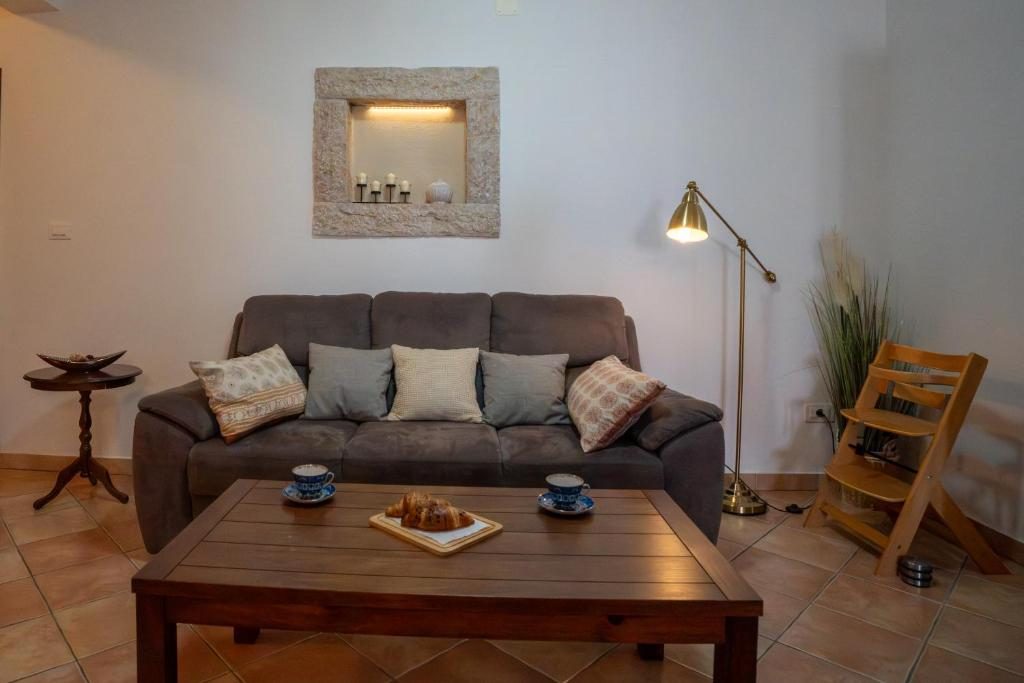 Sofa u dnevnom boravku Ville Elide ispod kamene niše