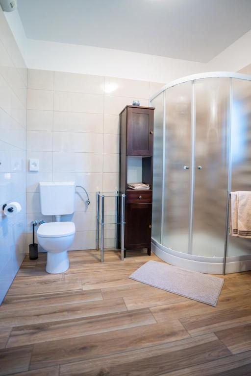 Kupaonica Ville Elide s podom u imitaciji drva i prostranom tuš-kabinom