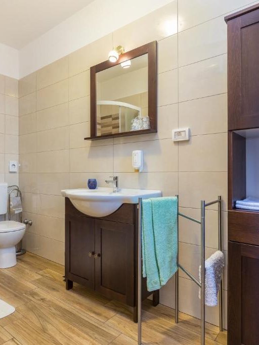 Kupaonica Ville Elide s tuš-kabinom, umivaonikom i drvenim ormarićem