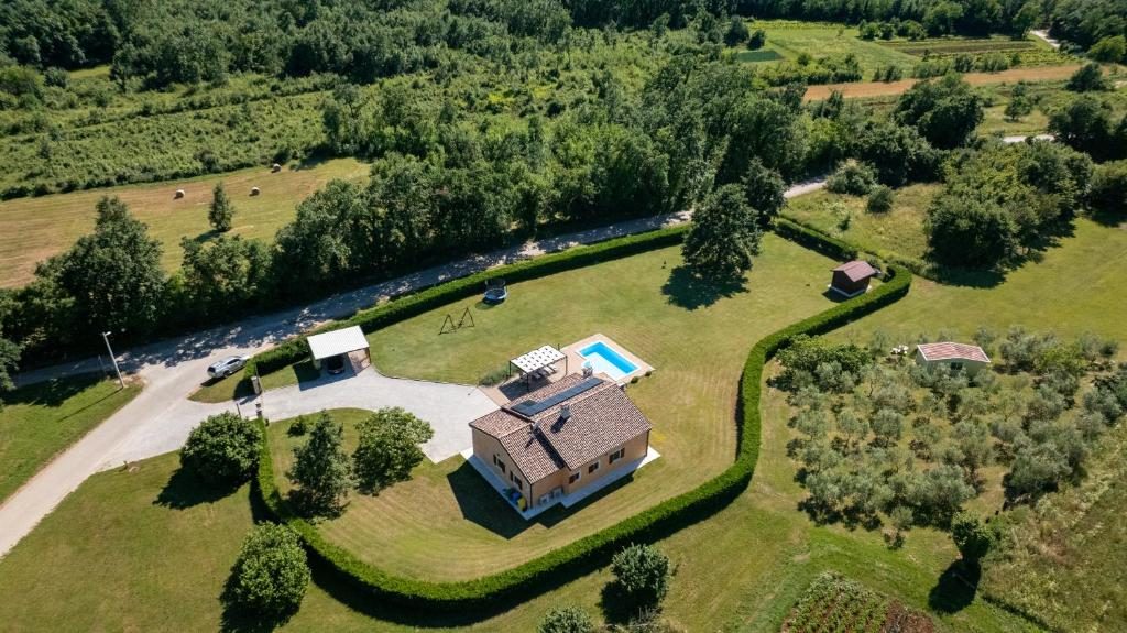 Zračna snimka Ville Elide okružene livadama, maslinikom i šumom kod Pazina